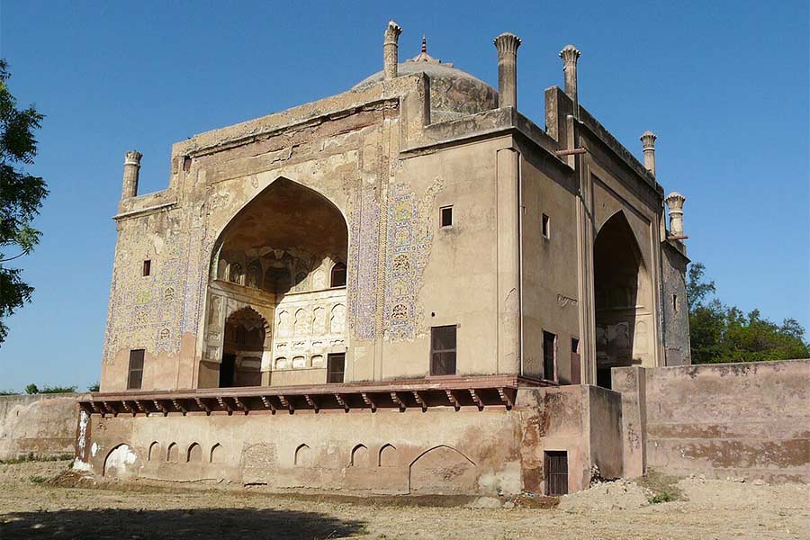 there are many more monuments standing on the bank of Yamuna including the Chini ka Rauza
