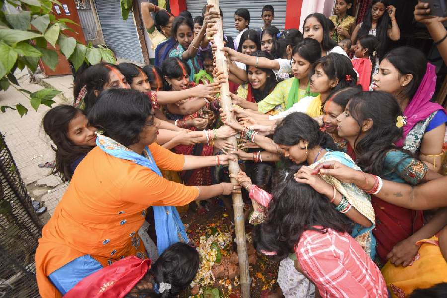 Women in Patna perform ‘Bhai Dooj’ rituals. PTI