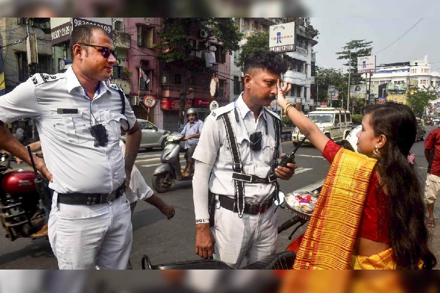 A woman celebrates Bhai Dooj with traffic policemen, in Kolkata, Sunday, Nov. 3, 2024. PTI