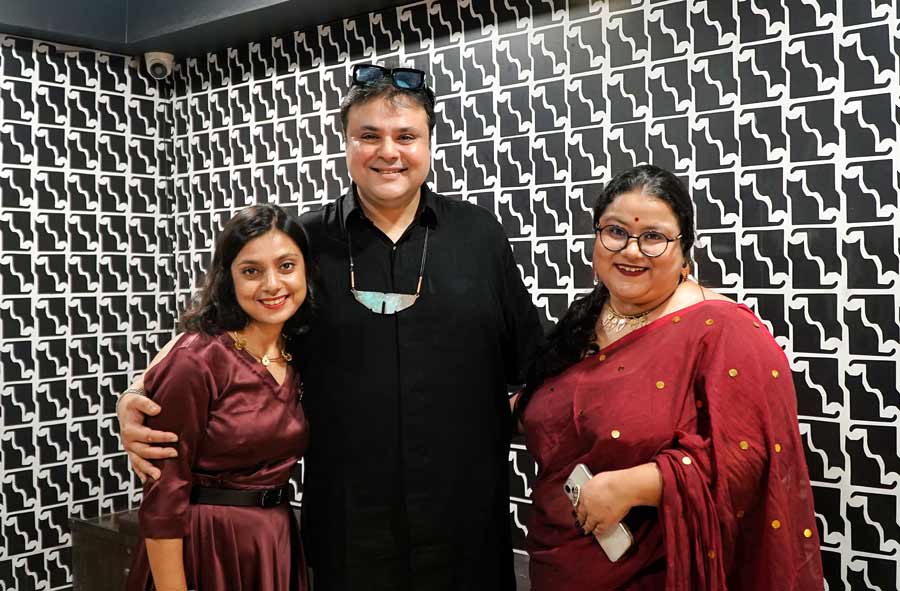 Chef Dyuti Banerjee and curator Barnamala Roy created a multisensorial dinner show where scenes of Ghosh’s Tagore adaptations were screened. Themes of desire, love, food and culture were highlighted through clips from ‘Noukadubi’, ‘Chokher Bali’, and ‘Chitrangada’ 