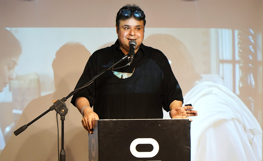 The evening began with chief guest, multidisciplinary artiste Sujoy Prasad Chatterjee, addressing the audience and introducing the event. ‘The meeting of the culinary scape of Rabindranath Tagore’s oeuvre of work and Rituparno Ghosh’s cinema is interesting. The flavours and emotions coming together in a seven-course dinner is titillating. I am glad that the first edition of ‘Queering Tagore’ is of this stature,’ said Chatterjee