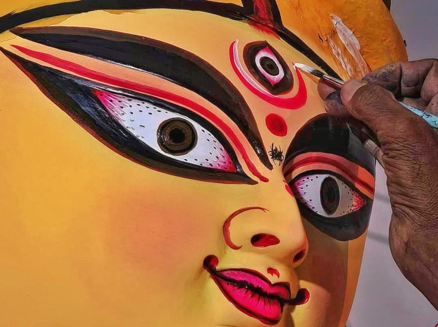An artist draws the eyes of goddess Jagaddhatri in Krishnanagar