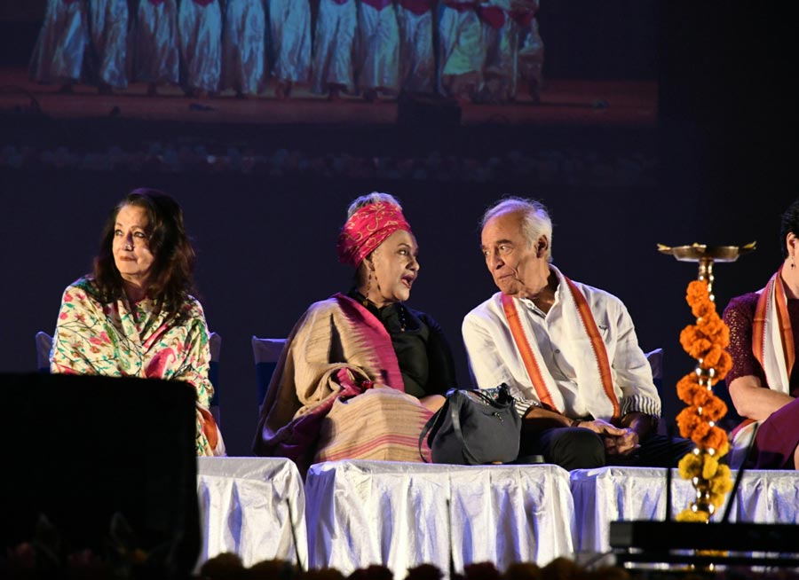 Actress Moonmoon Sen, danseuse Alokananda Roy and actor Barun Chanda grace the stage at the silver anniversary celebrations of Hope Foundation on Saturday