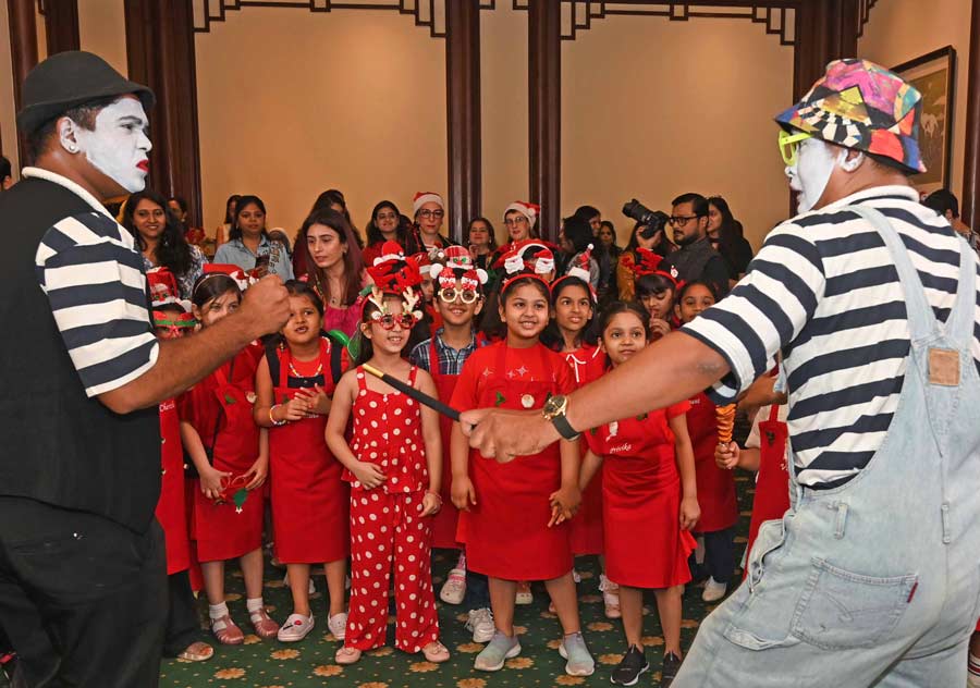  Guests were greeted by two mime artistes who kept the children entertained 