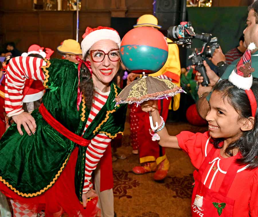 Elves dressed in festive colours showed off a few tricks as they blew bubbles and balanced balls on tiny umbrellas 