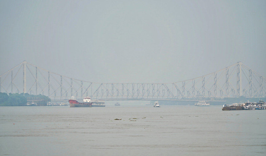 Soon after Diwali and Kali Puja, a blanket of smog engulfed the Kolkata skyline on November 4. The AQI recorded on Sunday was 142 