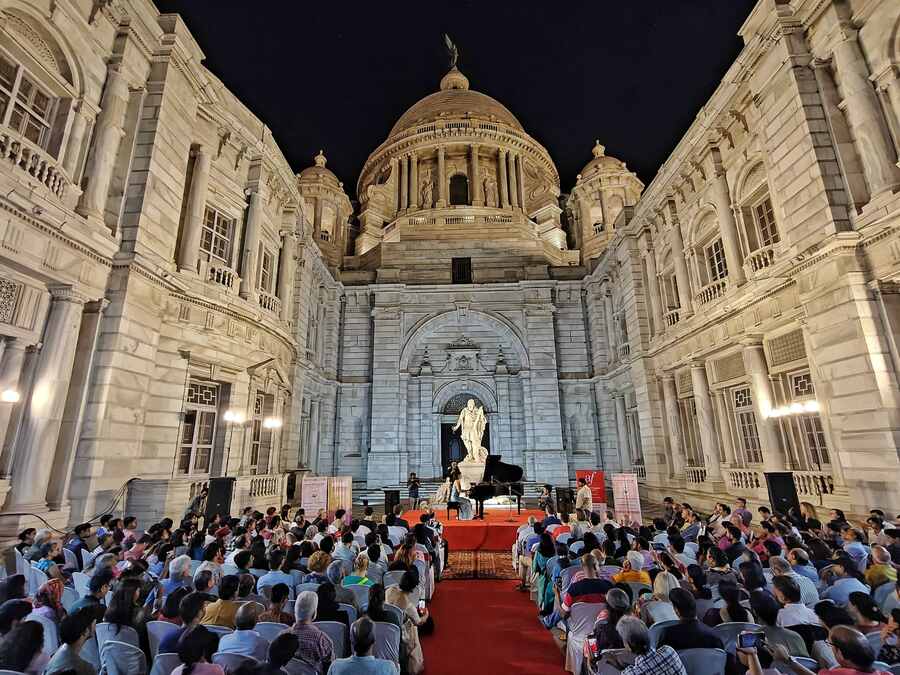 A clear night sky and a pre-winter nip in the air provided the perfect setting for the third edition of the Western Classical Music Concerts at Victoria Memorial Hall’s Eastern Quadrangle, organised by Alliance Française du Bengale. The concert series kicked off on November 11, with French pianist Kim Barbier showcasing her recital, Shadow & Light, to a mesmerised audience