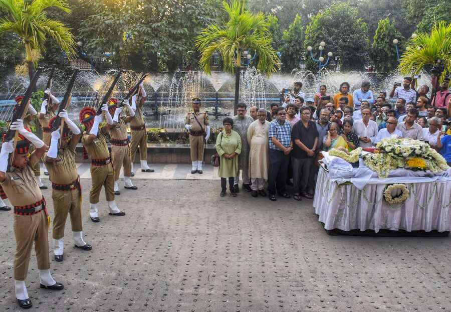 Thespian Manoj Mitra’s mortal remains receive a gun salute at Keoratala burning ghat on Tuesday
