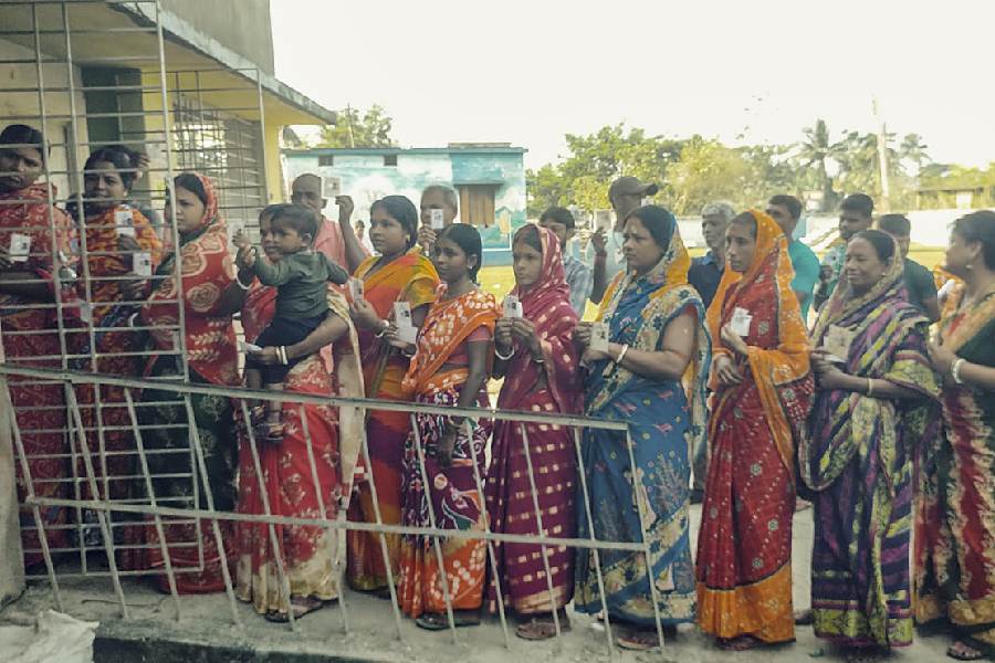 Voters Bengal bypolls Over 30 voter turnout recorder till 11 AM in