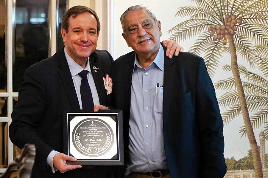 (Left) Enrico De Barbieri was felicitated with a Culinary Heritage plaque by INTACH convenor (right) G.M. Kapur