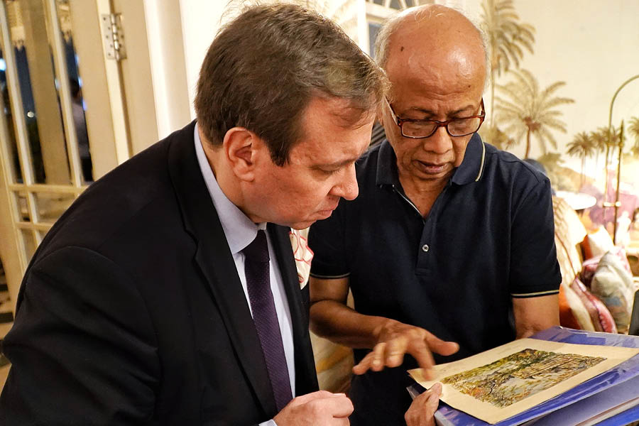 Gopal Biswas, an INTACH member, showcased his Firpo’s collection of vintage photographs, receipts, and posters using a projector. Guests shared their personal memories and family stories about Firpo’s