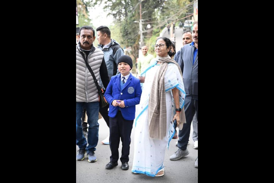Mamata meets residents of Darjeeling