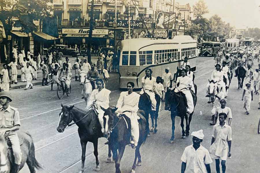 Roma with sister Chitra on horseback, during the 1947 INA Day procession at Hazra More