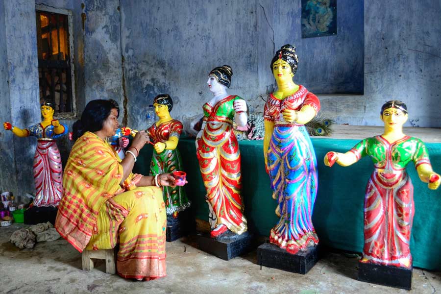 An artist paints idols for Baruipur's 300-year-old Raas mela