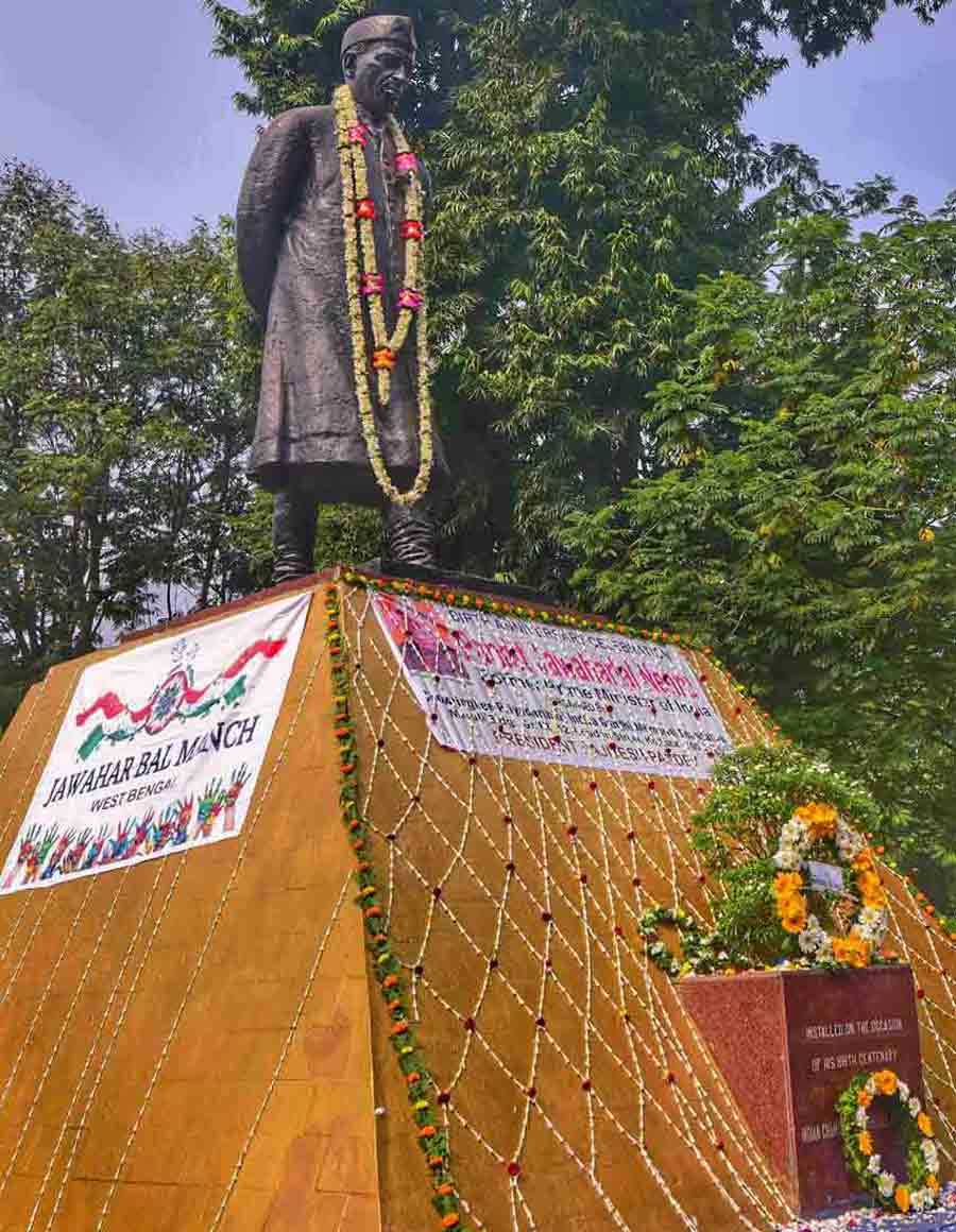 The garlanded statue of Jawaharlal Nehru on his birth anniversary at the Park Street crossing