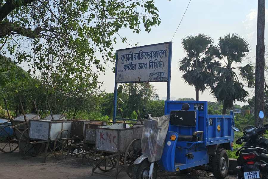 A signage at Dhapa forbidding entry to ragpickers
