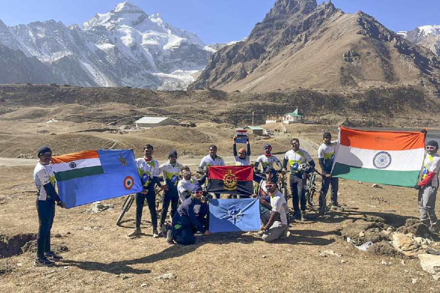 In a display of courage and indomitable spirit, the group then  then reached the Lipulekh Pass (16,750 ft) on November 14. 