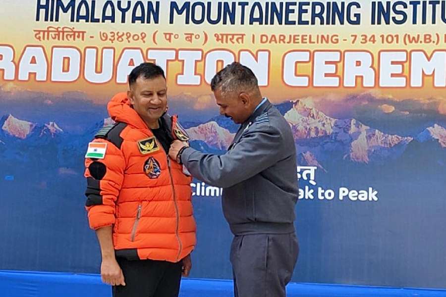 Group Captain Jai Kishan (right) putting the graduation pin on Group Captain Angad Pratap at the HMI in Darjeeling.