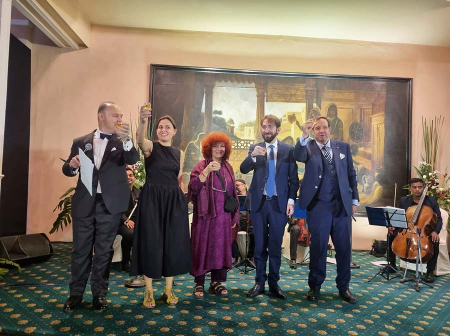 Speaking about the gala night, the consul general of Italy in Kolkata, Riccardo Dalla Costa, said: ‘This event has a significant value for us, since we are paying tribute not only to an Italian [Angelo Firpo] who once lived in Kolkata, but also to the history of the beautiful city we are all living in. A symbol of extraordinary Italian excellence which can still be a source of inspiration for all of us’. In picture, (L-R) consul, Consulate of Italy in Kolkata Daniele Panfilo, sommelier Giulia Biscontin, artist Giovanna Caruso, consul general of Italy in Kolkata Riccardo Dalla Costa and Enrico De Barbieri raising a toast 