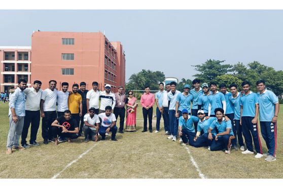 Classes Toddlers to V were shown a movie while classes VI upwards enjoyed a friendly Cricket match between Teachers(gents) and Students (boys) of class XI & XII. There was a tug-of-war between Teachers (ladies) and Students (Girls) as well. In both the events, students were the winners. The day ended with gifts to the students, fun and enjoyment. 