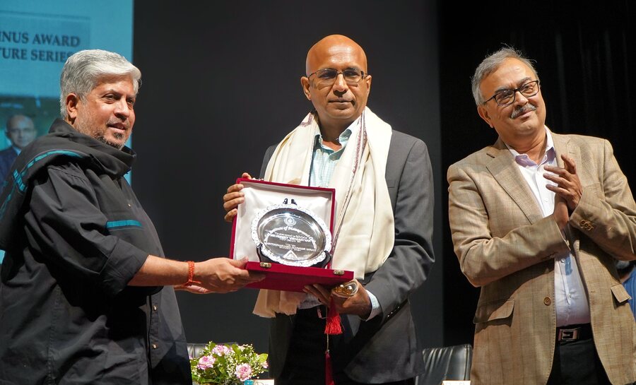 The second receiver of the award was (centre) Venkat Viswanathan, founder and chairperson, LatentView Analytics Ltd. (IIMC Alumnus – 30th PGP Batch). Addressing the students, Viswanathan said, ‘Having come to a top institute like IIM Calcutta, you probably feel you have arrived in life and there’s not much more left to achieve. But the reality is this is just one step in the journey that you’re going to take. Some of us may not do that well in courses here as well, but that doesn’t define you. Your real opportunity is how well you invest in yourself, whether it’s in terms of knowledge, upskilling yourself, looking at the changing world, being humble enough to accept the things that you don’t know and constantly learn and also look at yourself as an investment opportunity’