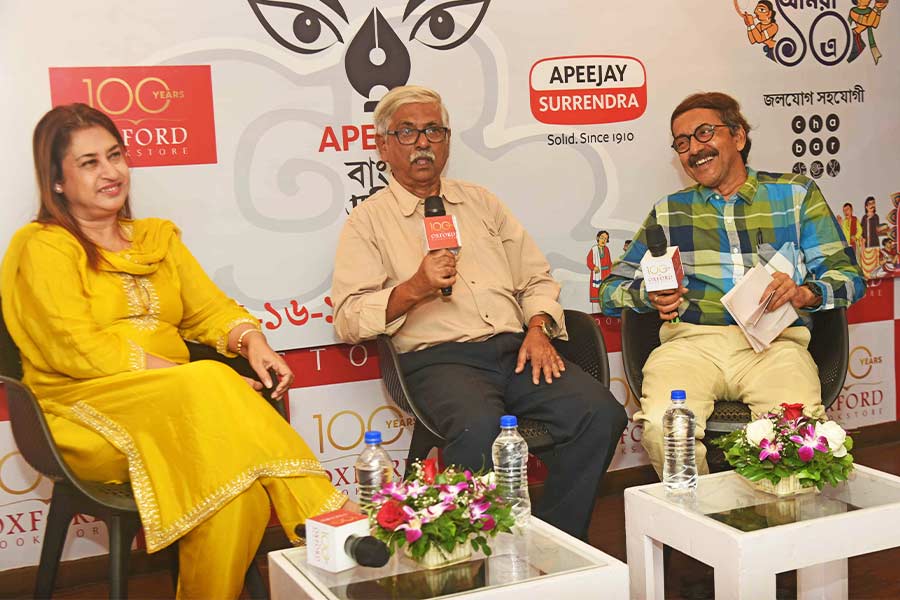 L to R: Satabdi Roy, Sanjoy Mukhopadhyay and Alokeprasad Chattopadhyay at the session at Oxford Book Store, Park Street