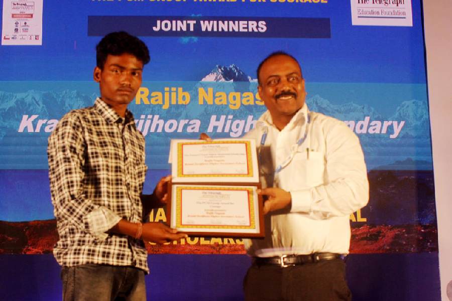 Rajib Nagasia, Kranti Devijhora Higher Secondary School, Jalpaiguri, receives The Punam Chand Mittal Memorial Scholarship with Courage Award