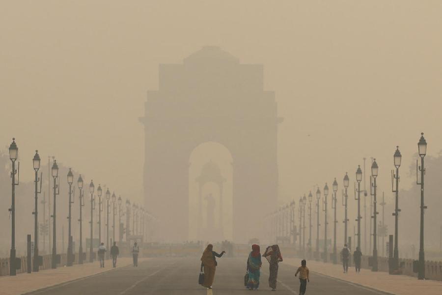 Delhi chokes: Schools shut, flights delayed & CJI calls for virtual hearings. But political blame game continues