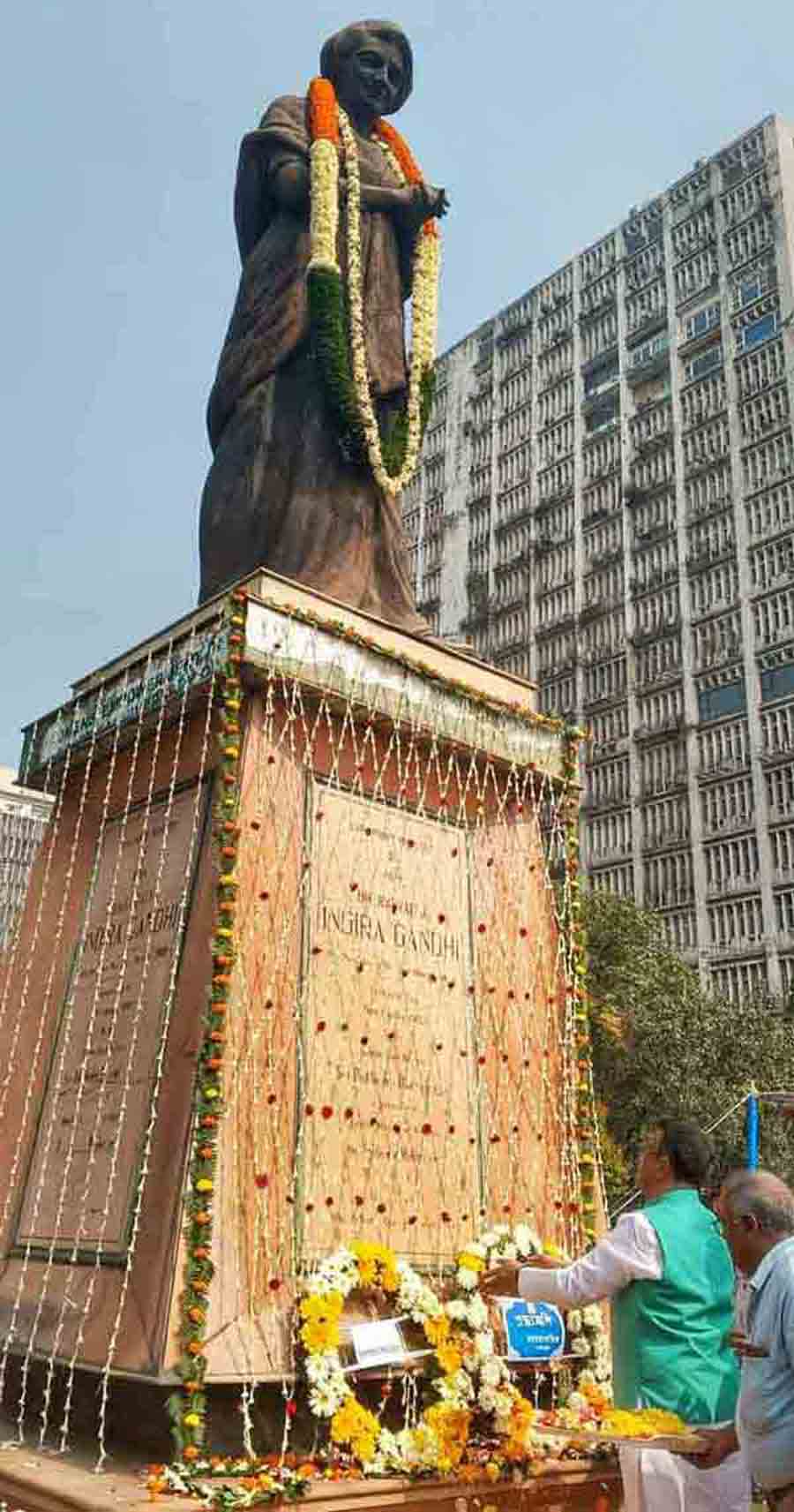Mayor Firhad Hakim pays floral respects to former Prime Minister Indira Gandhi on her 107th birth anniversary on Tuesday