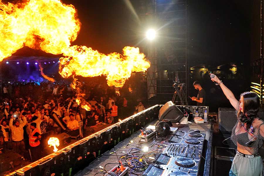 Russian DJ Julia Bliss amped up the audience with commercial and hip-hop sets