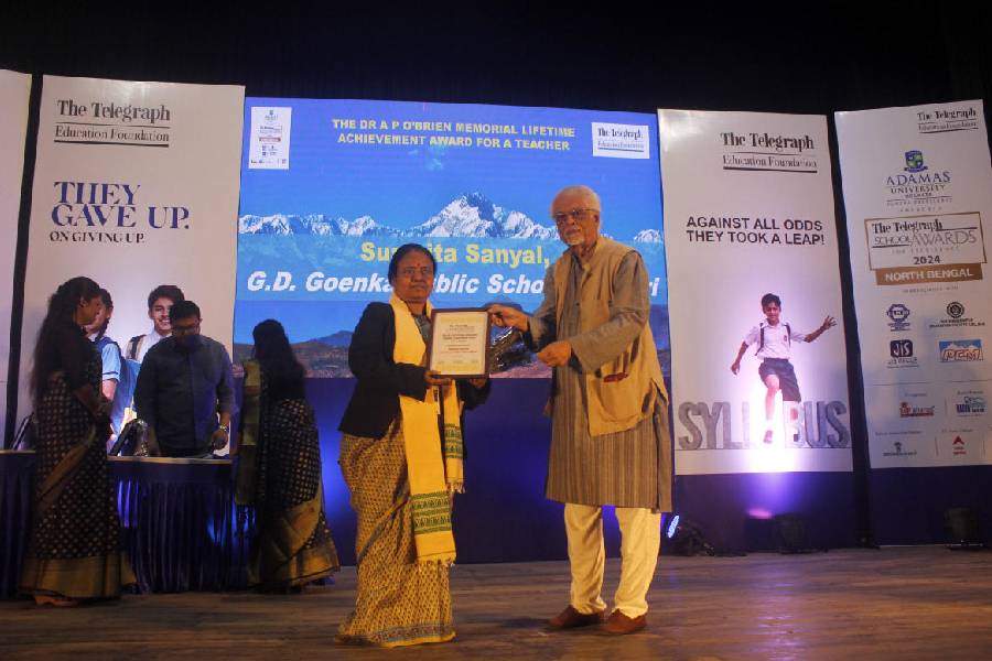 Susmita Sanyal receives Dr A P O’Brien Memorial Lifetime Achievement Award for a Teacher.