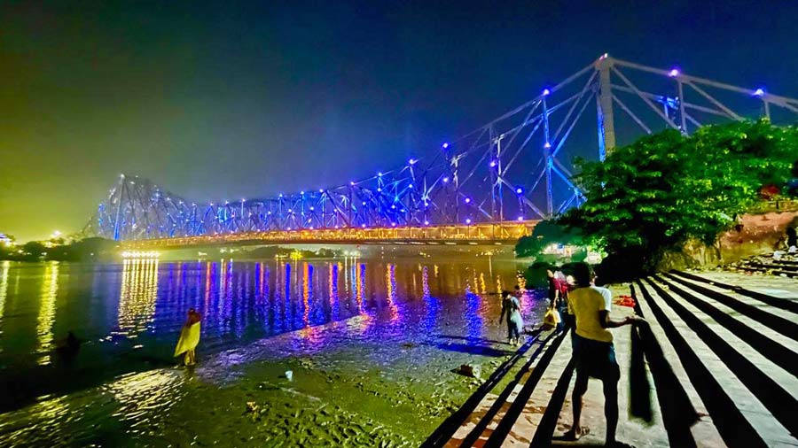 On the occasion of World Children's and Youth Day, the Howrah Bridge is lit up. Unesco celebrates the day to promote child rights and well-being  