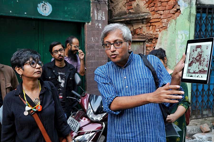 Led by (L-R) Epsita Halder and Sarbajit Mitra, Kolkatans discovered the evolution of Kolkata in cartography