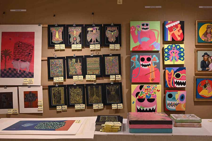 The works of artists like Satyajit Roy, Bandana Kumari, Ganesh Das, Chandrima Roy, Sonal Varshneya and Ashoke Mullick are displayed at Art Mela