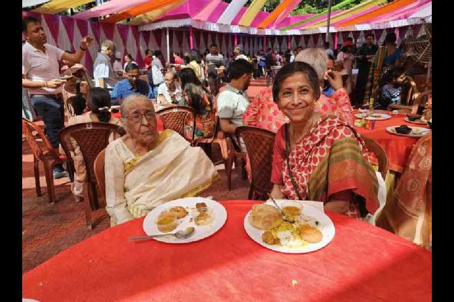 Gitashree Banerjee and her daughter Ishita Banerjee at the breakfast table after the felicitation