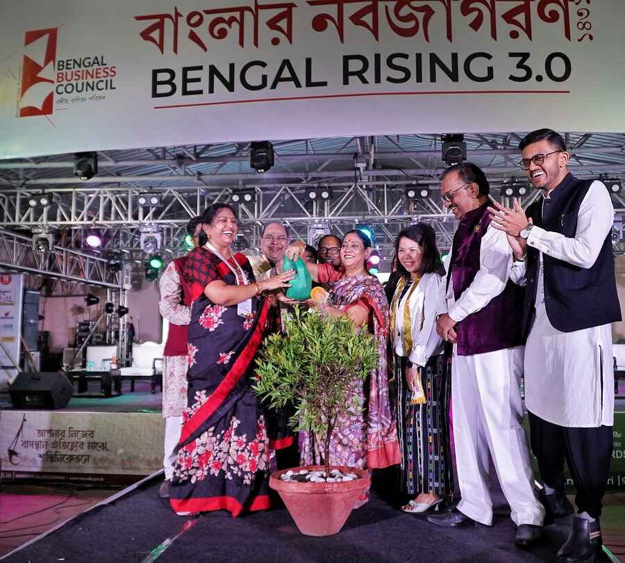 (From left) Bengal Business Council chief mentor Manoshi Roychowdhury, council founder and general secretary Subhashis Dutt, Bidhannagar mayor Krishna Chakraborty, Myanmar consul-general Tin Moe, council chairman Avishek Auddy and council vice-chairman Meghdut Roychowdhury, at the inauguration ceremony of Bengal Rising 3.0