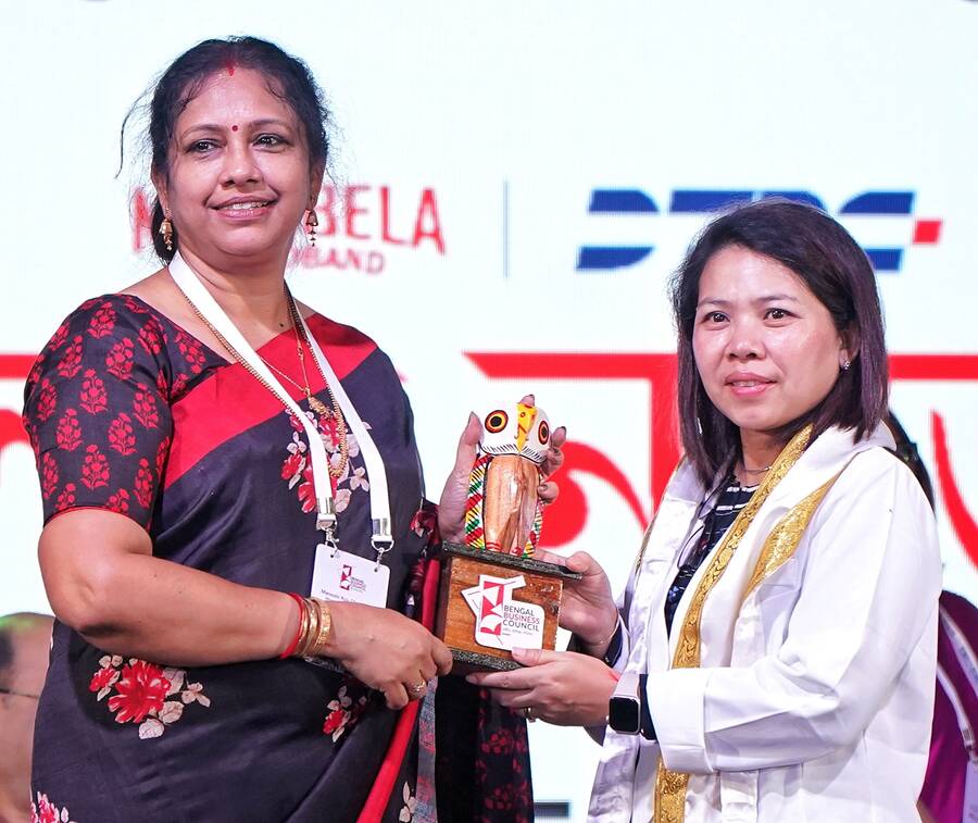  Techno India Group co-chairperson Manoshi Roychowdhury hands over a token to Myanmar deputy consul general May Thu Phyu