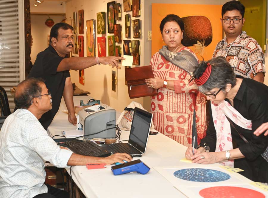 Pratiti Basu Sarkar, chief administrator of CIMA, deftly helping art lovers and visitors to finalise their purchases