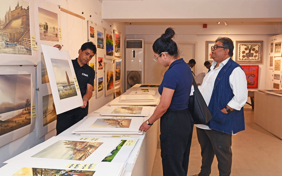 Filmmaker Aniruddha ‘Tony’ Roy Chowdhury and actor Jaya Ahsan browse through the watercolours by various artists on display at Art Mela