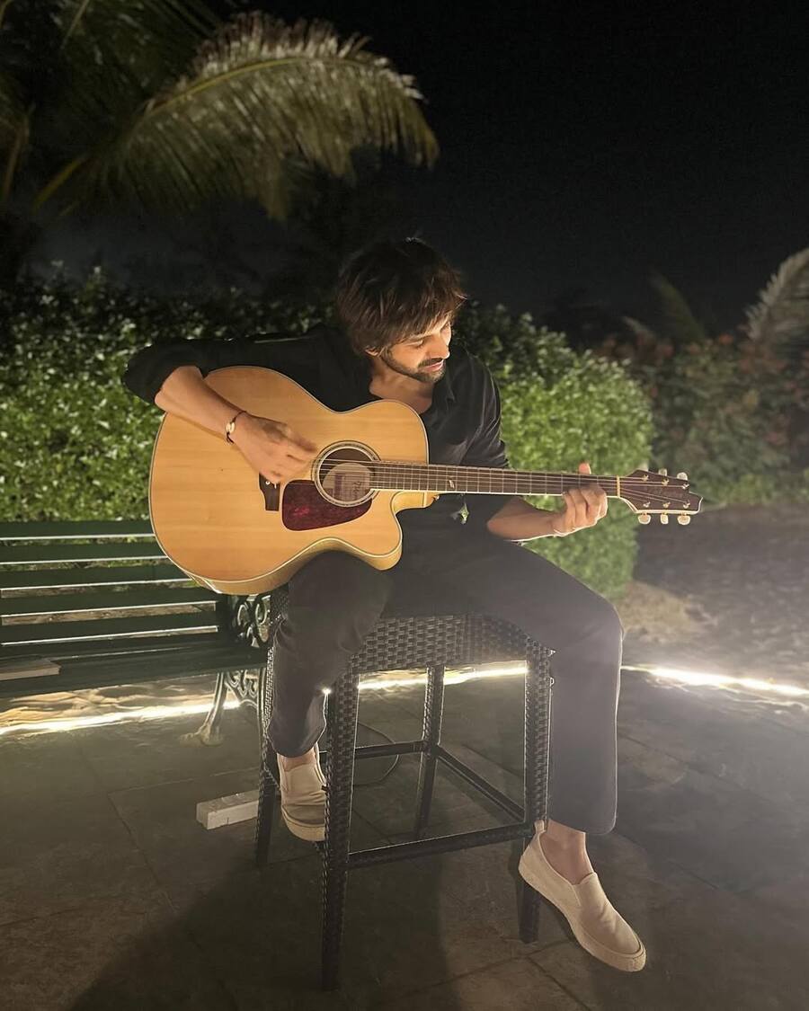 Kartik enjoyed a soothing, musical evening with his friends by the beach as he strummed his guitar and showcased his hidden talent. 