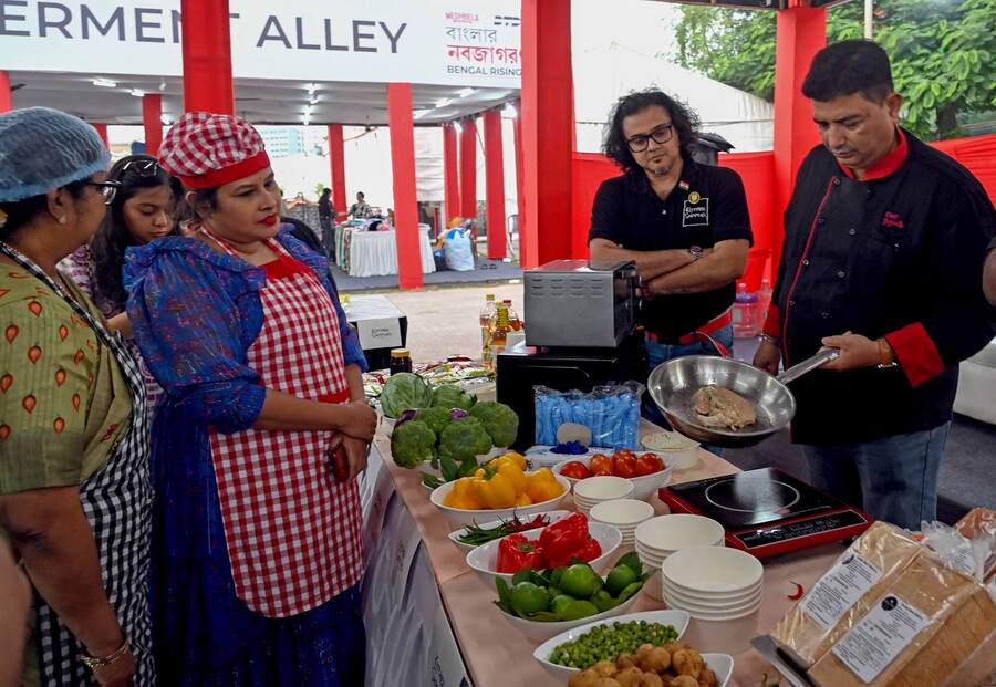 ‘The cooking competition was organised to make more people aware that the food and beverage industry is one of the largest contributions towards employment or taxation. There are multiple opportunities where one might not have a restaurant or a cafe but they still cook and sell from their homes. That is why we brought in mom chefs and professional chefs together in this competition,’ Indraneil Mallik, supplier of kitchen materials, told My Kolkata