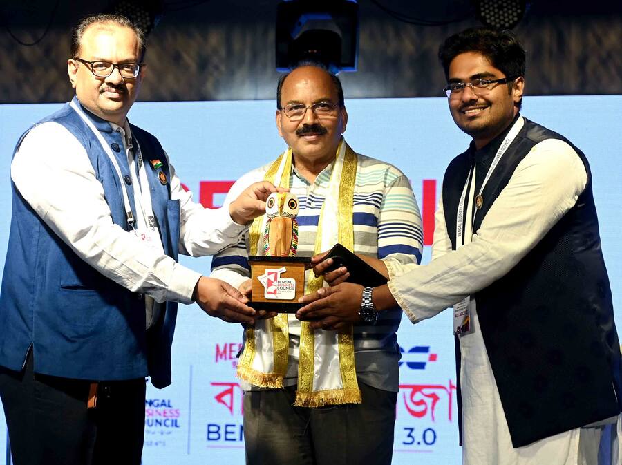 (From left) Bengal Business Council chairman Avishek Auddy and council founder-general secretary Subhashis Dutt present a memento to secretary and curator of Victoria Memorial Hall Samarendra Kumar