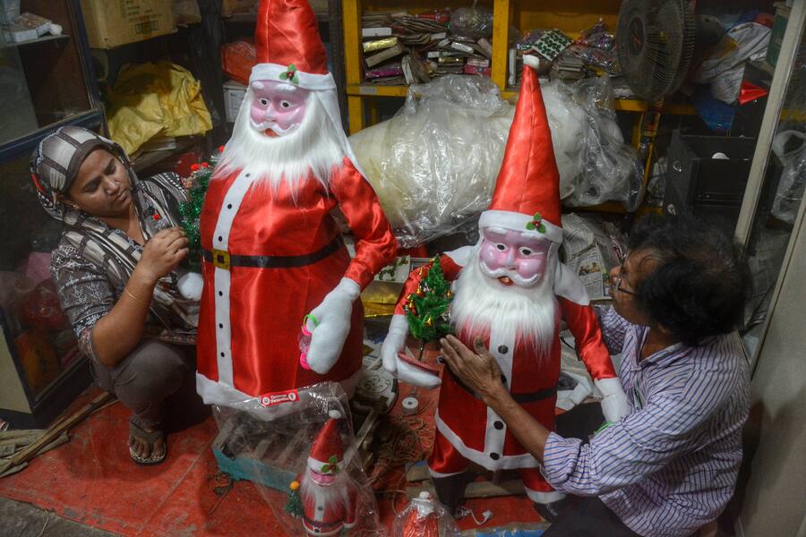 With barely a month left for Christmas,  Rafi Ahmed Kidwai Road and Mirza Ghalib Street in the vicinity of New Market are among the best spots in town to procure Xmas props and paraphernalia