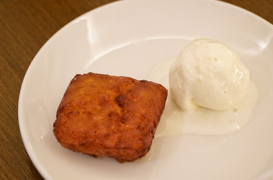 For dessert, chef Sohini Bhattacharyya, culinary consultant, served up a bold choice — Mangsher Halua. The dish has mutton pounded to almost a paste-like consistency and then cooked as a sweet halwa. If not told, one couldn’t tell it is a non-vegetarian dessert. Next, on the sweets table was a quintessential Shorbhaja paired with a Bandel cheese ice cream (in picture)