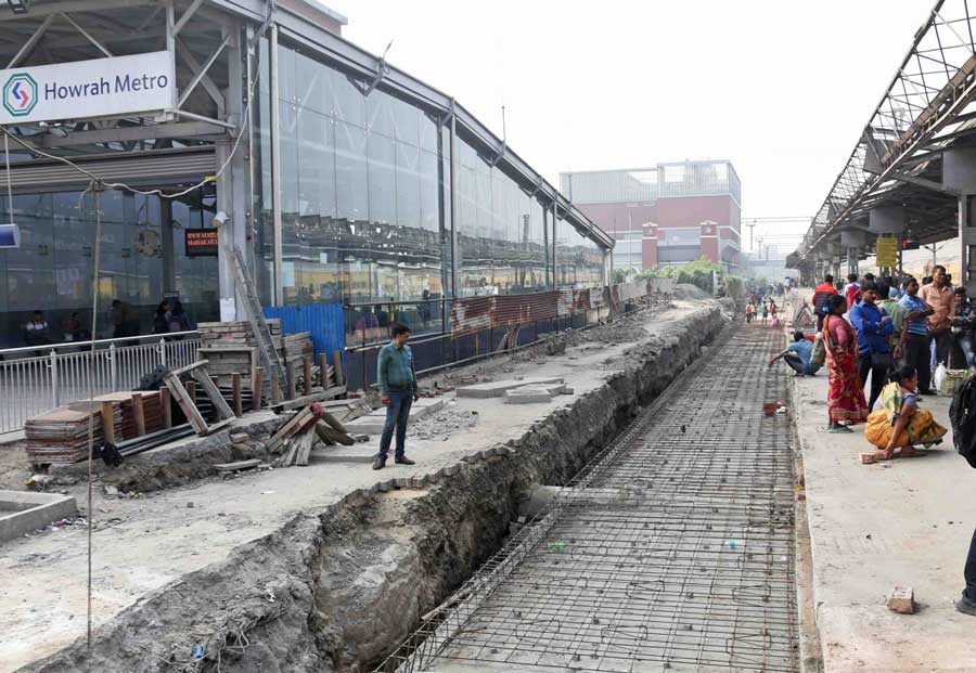 Platform no.15 at Howrah Station is being expanded for Mail and Express train operations