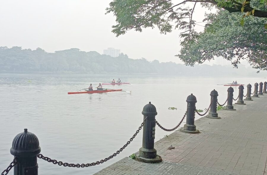 Rowers practise at Rabindra Sarobar in the early winter chill on Wednesday morning