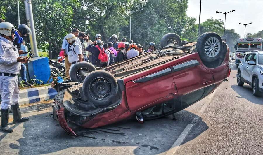 A speeding SUV turned turtle on Red Road on Wednesday afternoon. Maidan police rescued two women from the vehicle. The injured driver was taken to hospital and the SUV was seized