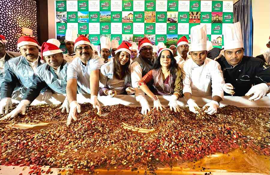Ibiza the Fern Resort & Spa, Kolkata, hosted a grand cake-mixing ceremony on November 28 in the presence of actress Alivia Sarkar and acclaimed painter Eleena Banik