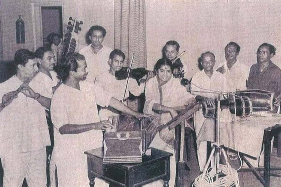 A young Salil (on harmonium) leads an ensemble with Lata Mangeshkar on the vocals