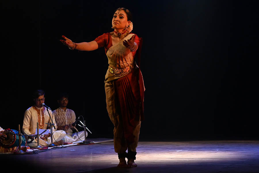 Bharatanatyam dance performs in Kolkata